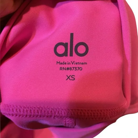 NWOT Alo Yoga shorts HOT PINK Size XS - Picture 5 of 5